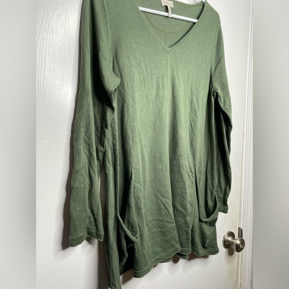 Olive green V Neck sweater by Lori Goldstein (LOGO). Size Medium - Picture 4 of 7